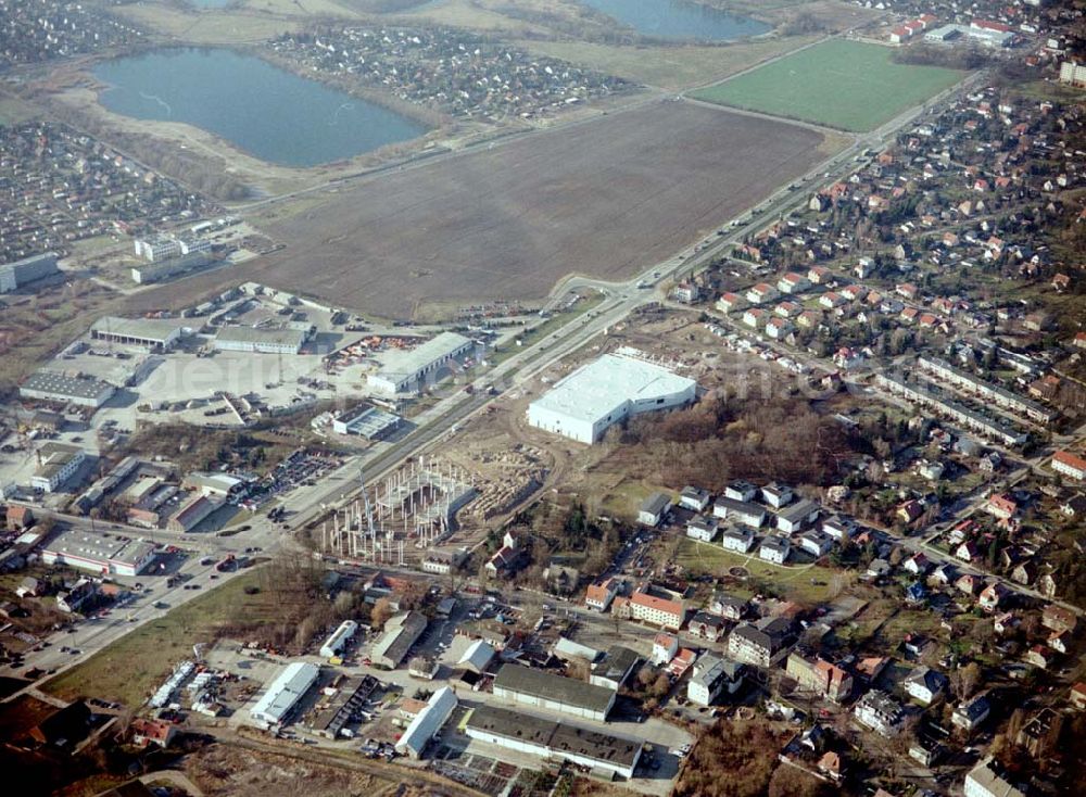 Berlin - Mahlsdorf from the bird's eye view: Baustelle an der B1 in Berlin - Mahlsdorf zur Errichtung eines Baumarktes und versch. Gewerbeeinheiten.