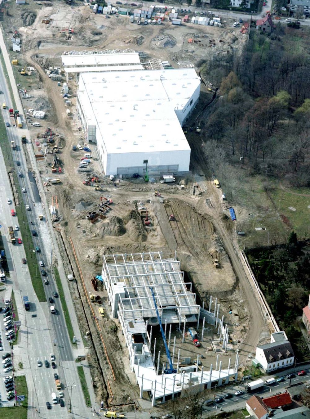 Aerial photograph Berlin - Mahlsdorf - Baustelle an der B1 in Berlin - Mahlsdorf zur Errichtung eines Baumarktes und versch. Gewerbeeinheiten.