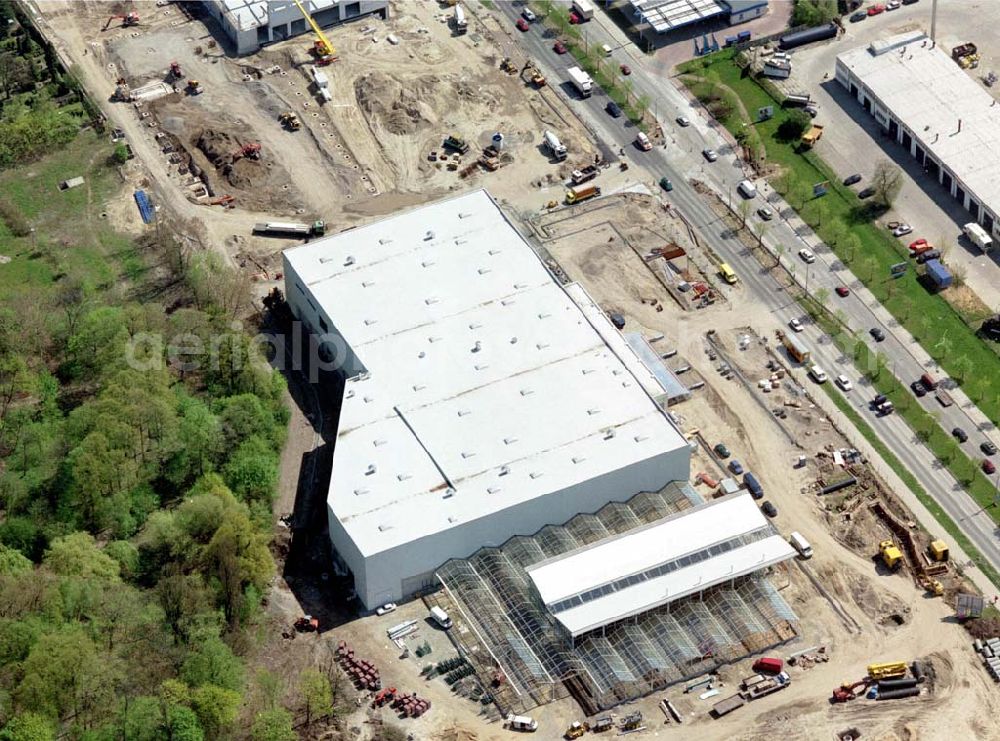 Berlin - Mahlsdorf from the bird's eye view: Baustelle an der B1 in Berlin - Mahlsdorf zur Errichtung eines Baumarktes und versch. Gewerbeeinheiten.