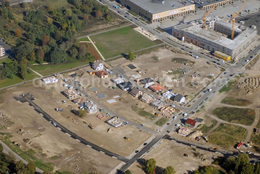 Aerial photograph Berlin-Biesdorf - Blick auf die Erweiterungsbaustelle am Biesdorf Center in der Weißenhöher Straße 108 am Elsterwerdaer Platz und die Errichtung von Wohngebäuden am Grabensprung.