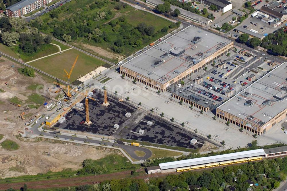 Berlin-Hellersdorf from above - Blick auf die Erweiterungsbaustelle am Biesdorf Center in der Weißenhöher Straße 108 am Elsterwerdaer Platz. Öffnungszeiten: Mo. bis Sa. 6 - 20 Uhr.