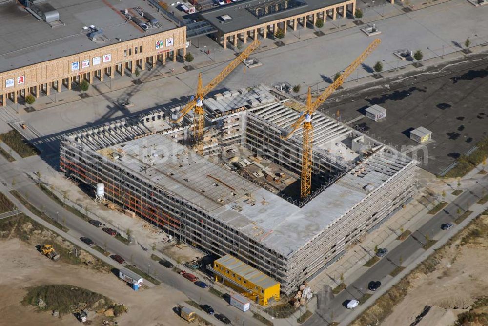 Berlin-Biesdorf from the bird's eye view: Blick auf die Erweiterungsbaustelle am Biesdorf Center in der Weißenhöher Straße 108 am Elsterwerdaer Platz. Öffnungszeiten: Mo. bis Sa. 6 bis 20 Uhr.