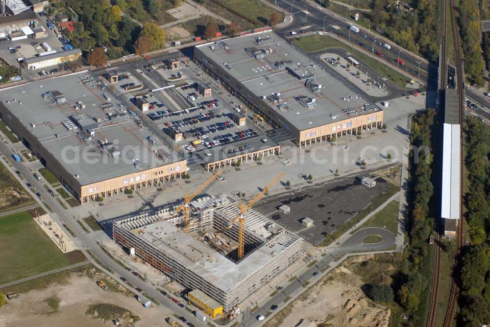 Aerial image Berlin-Biesdorf - Blick auf die Erweiterungsbaustelle am Biesdorf Center in der Weißenhöher Straße 108 am Elsterwerdaer Platz. Öffnungszeiten: Mo. bis Sa. 6 bis 20 Uhr.