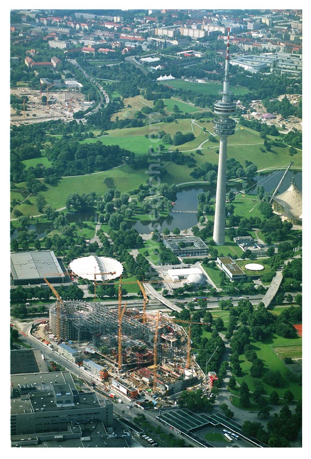 München / Bayern from above - 13.07.2005 München Blick auf die Erweiterungsbaustelle des Auslieferungs- und Eventcenter BMW Welt der BMW AG am Georg-Brauchle-Ring nahe dem Olympia Park in München Architektur: COOP Himmelblau Baubeginn: Juli 2004