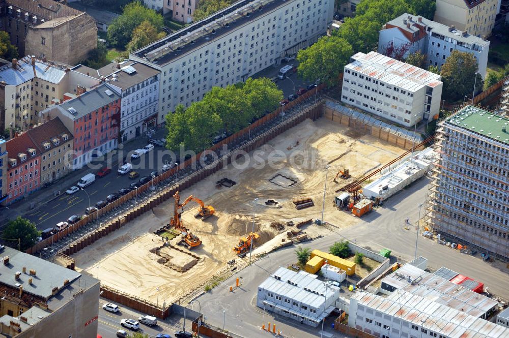 Berlin from the bird's eye view: Baustelle des Gebäudeensemble einer Schule, Internat und Besucherzentrum der neuen BND Bundesnachrichtendienst Zentrale an der Chausseestraße Ecke Habersaathstraße in Berlin-Mitte. Entwurfen durch die Lehmann Architekten GmbH. Construction site of the school, boarding home and visitor centre of the new BND Federal Intelligence Service headquarter in Berlin-Mitte.