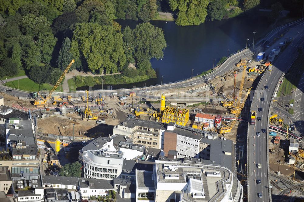 Aerial photograph Düsseldorf - Baustelle vom Kö-Bogen / der U-Bahn-Strecke Wehrhahnlinie am Jan-Wellem-Platz / Stadtsee Landskrone in Düsseldorf-Stadtbezirk 01 im Ortsteil Stadtmitte. Construction area of the Kö-Bogen / the metro line Wehrhahnlinie at the place Jan Wellem Platz / the sea Landskrone in Düsseldorf-Stadtbezirk 01 in the district Stadtmitte.