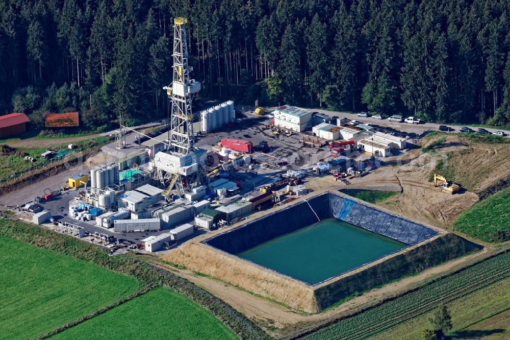 Aerial photograph Icking - Construction site with drilling tower of the geothermal plant between Dorfen, Hoehenrain and Attenhausen near Icking in the federal state of Bavaria