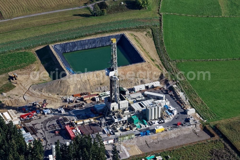 Icking from the bird's eye view: Construction site with drilling tower of the geothermal plant between Dorfen, Hoehenrain and Attenhausen near Icking in the federal state of Bavaria