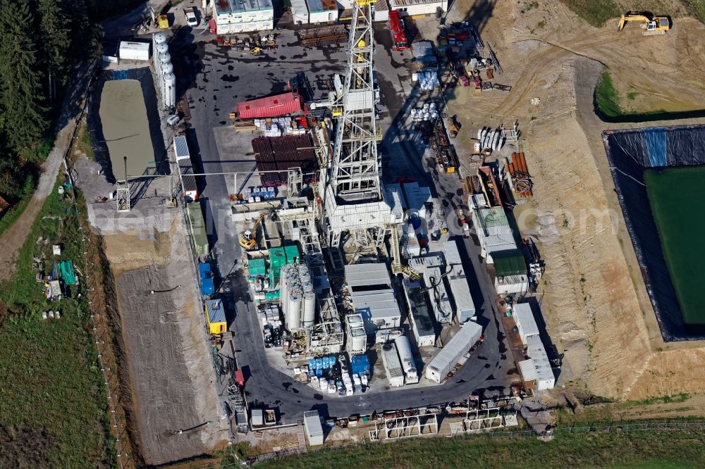 Aerial image Icking - Construction site with drilling tower of the geothermal plant between Dorfen, Hoehenrain and Attenhausen near Icking in the federal state of Bavaria