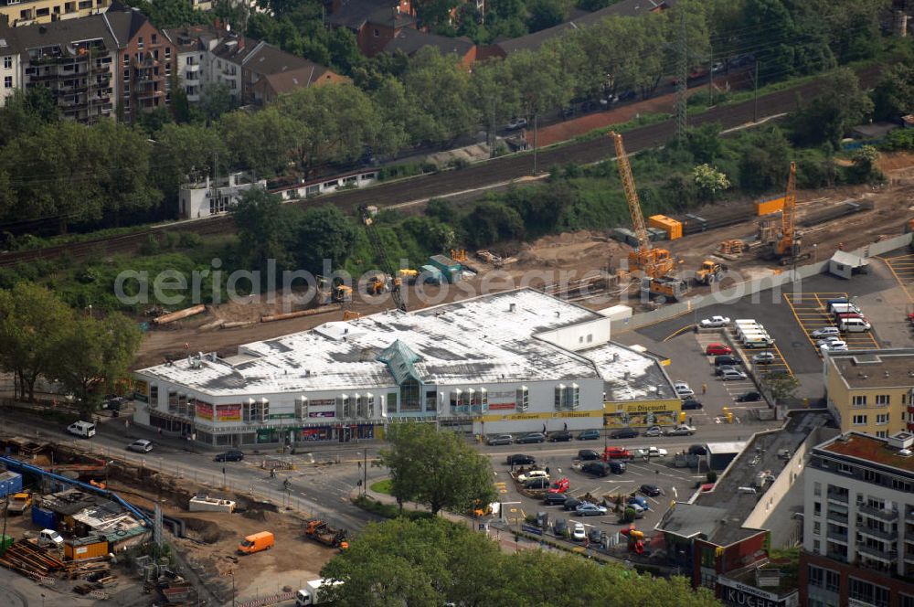 Köln from above - Blick auf die Baustelle an der Bonner Straße. Die Bonner Straße wird zwischen dem Chlodwigplatz und dem Anschlusspunkt der zweiten Baustufe der Nord-Süd-Stadtbahn neu gestaltet. Projektleiter der Nord-Süd-Stadtbahn ist Rolf Papst vom KVB, Baudezernent ist Bernd Streitberger. Kontakt Kölner Verkehrsbetriebe (KVB): Tel. +49(0)221 5474780, Email: info@nord-sued-stadtbahn.de