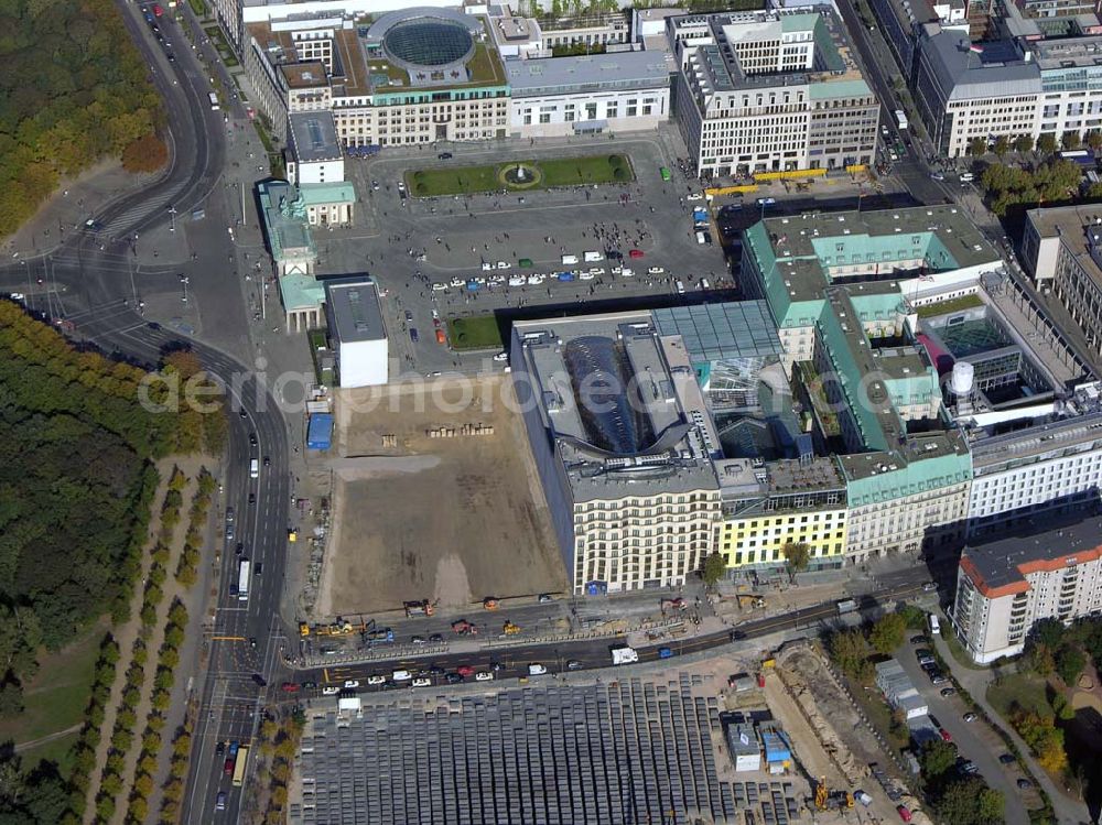 Berlin from above - 07.10.2004 Blick auf die Baustelle der US Botschaft am Brandenburger Tor zwischen dem Holocaust Denkmal und dem Brandenburger Tor.