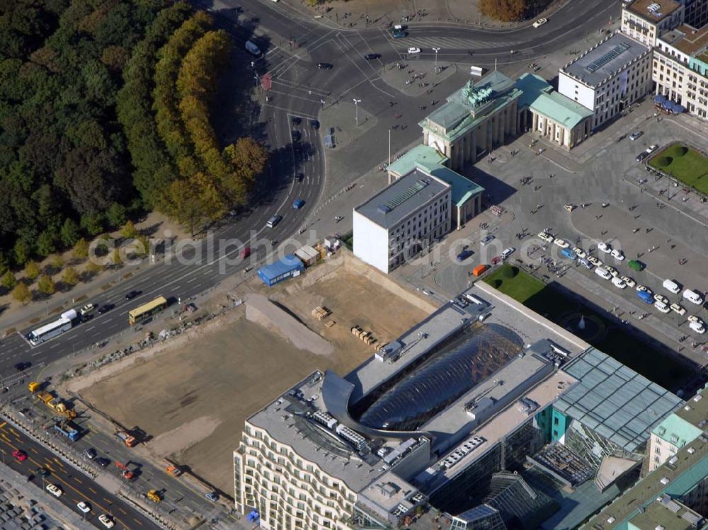 Aerial photograph Berlin - 07.10.2004 Blick auf die Baustelle der US Botschaft am Brandenburger Tor zwischen dem Holocaust Denkmal und dem Brandenburger Tor.