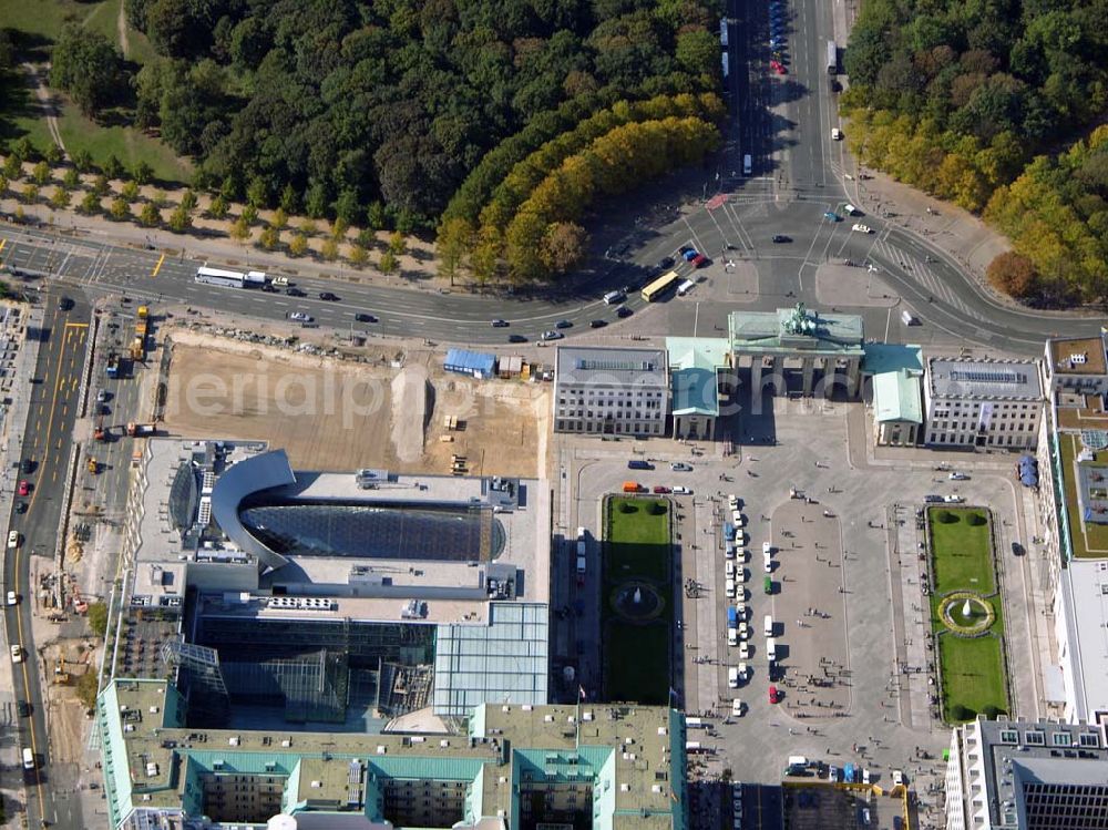 Berlin from the bird's eye view: 07.10.2004 Blick auf die Baustelle der US Botschaft am Brandenburger Tor zwischen dem Holocaust Denkmal und dem Brandenburger Tor.