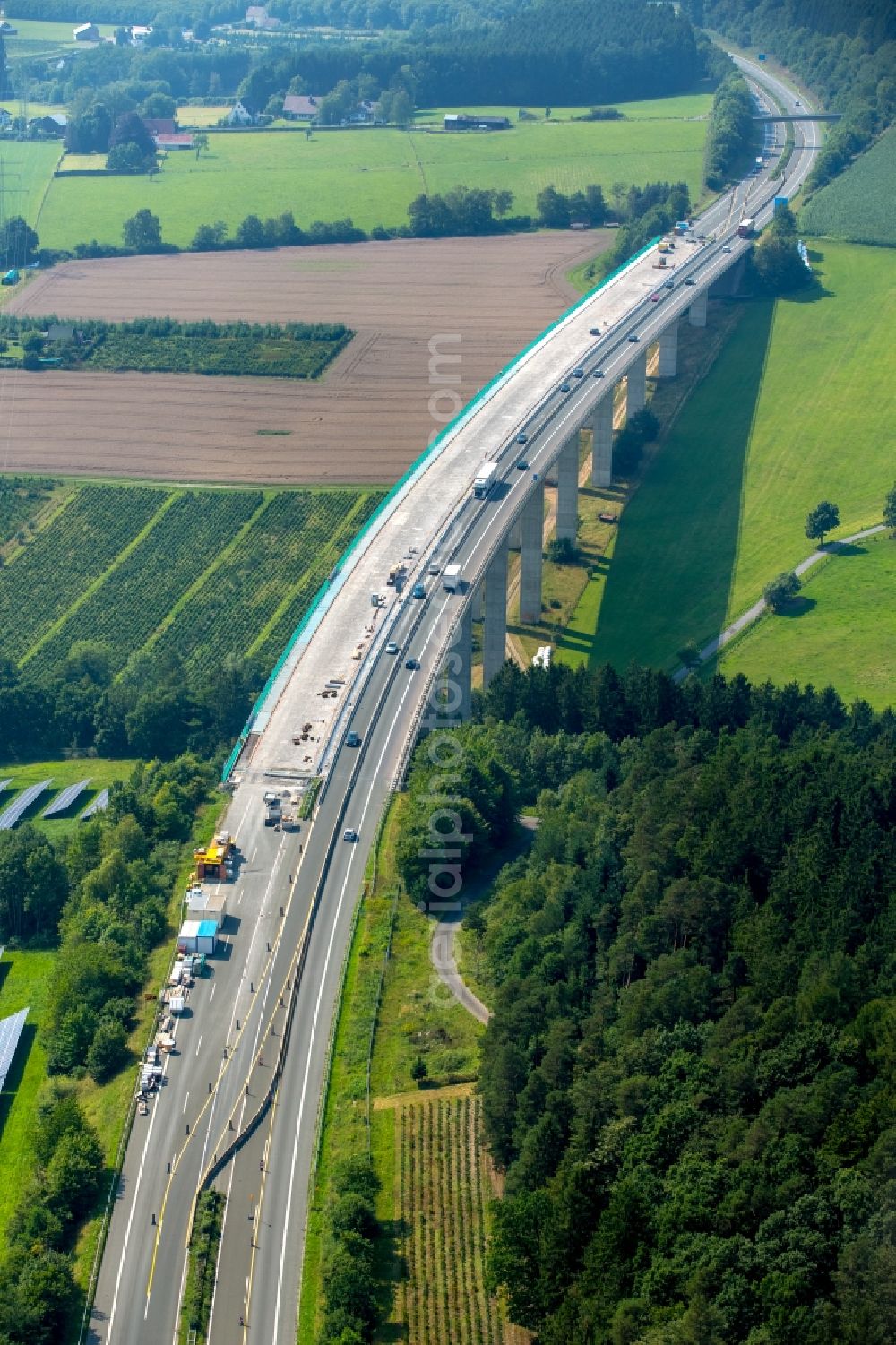 Aerial photograph Meschede - Construction works on a bridge of the motorway A46 at the Wennemen part of Meschede in the state of North Rhine-Westphalia. The construction site is located on a bridge in direction towards Meschede in the West of the town