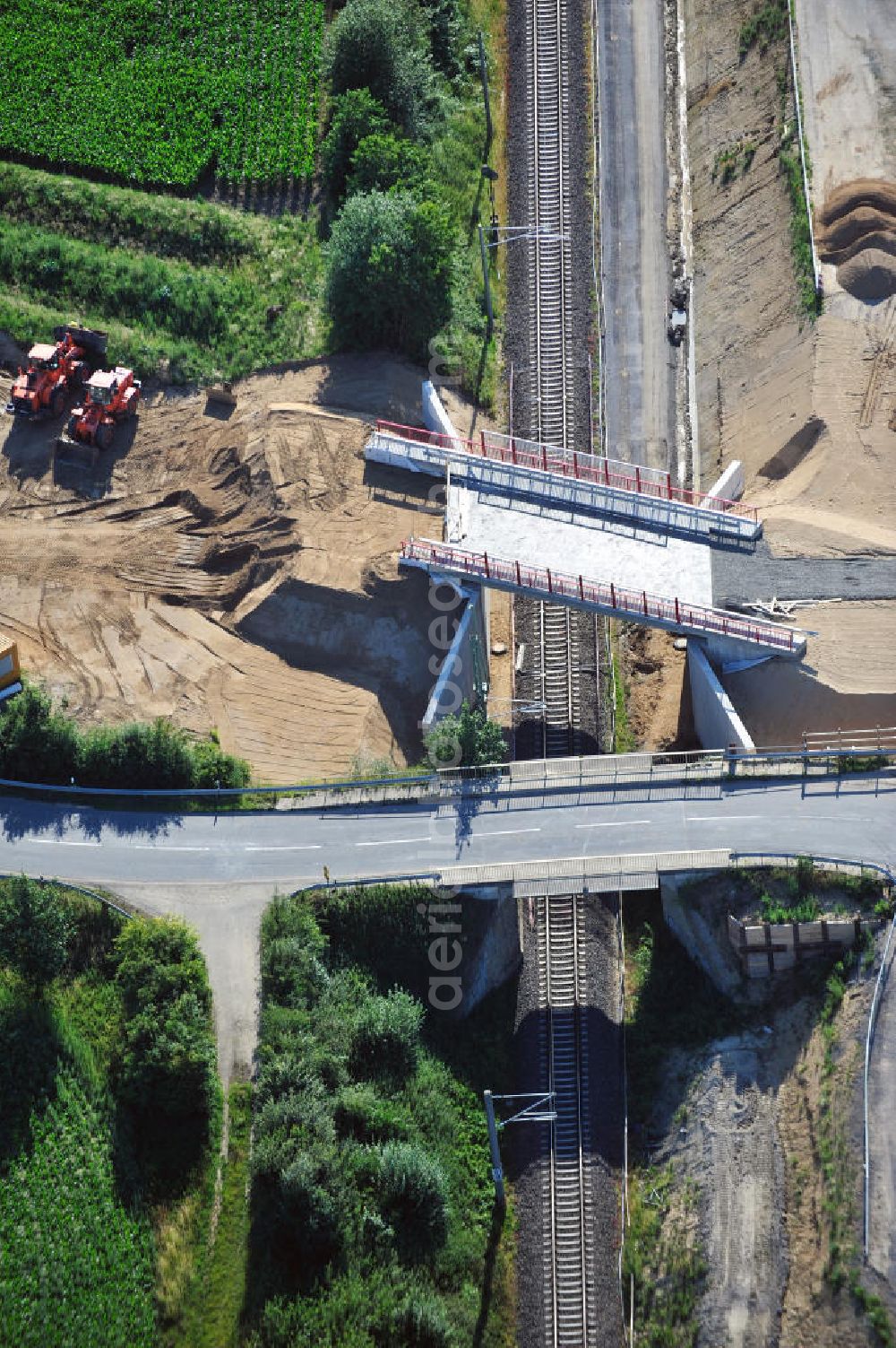 Aerial photograph Söhlde - Baustelle vom Neubau der Brücke über die Deutsche Bahn / DB-Strecke bei Söhlde in Niedersachsen. Ein Projekt der EUROVIA Beton GmbH. Construction site of the new bild bidge in the near of Söhlde Lower Saxony.