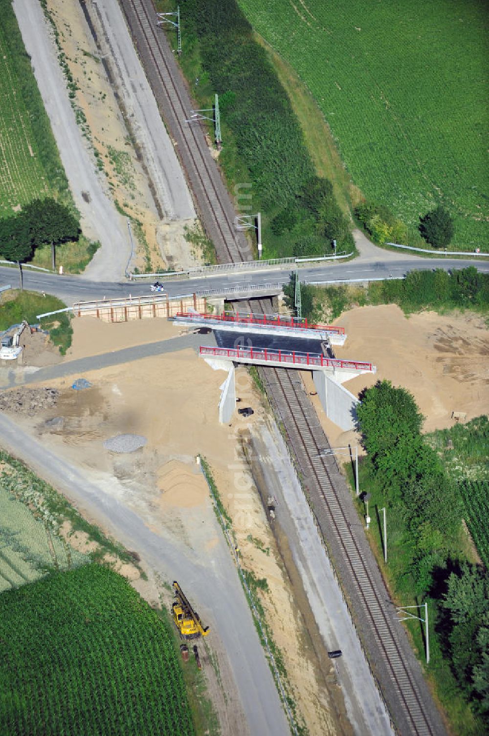 Aerial image Söhlde - Baustelle vom Neubau der Brücke über die Deutsche Bahn / DB-Strecke bei Söhlde in Niedersachsen. Ein Projekt der EUROVIA Beton GmbH. Construction site of the new bild bidge in the near of Söhlde Lower Saxony.