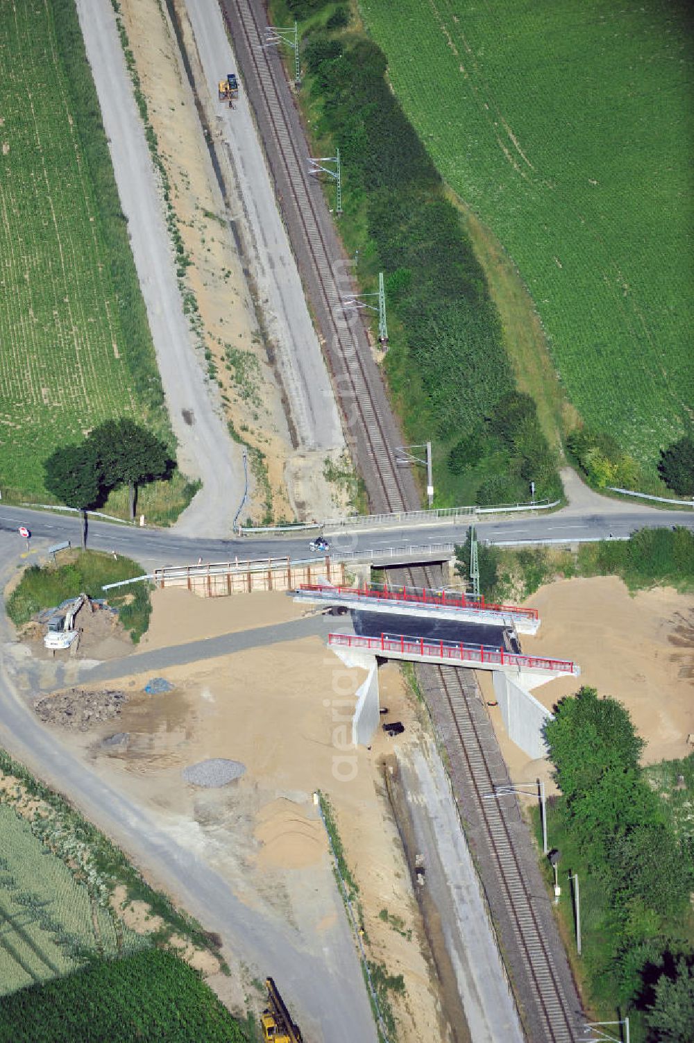 Aerial photograph Söhlde - Baustelle vom Neubau der Brücke über die Deutsche Bahn / DB-Strecke bei Söhlde in Niedersachsen. Ein Projekt der EUROVIA Beton GmbH. Construction site of the new bild bidge in the near of Söhlde Lower Saxony.