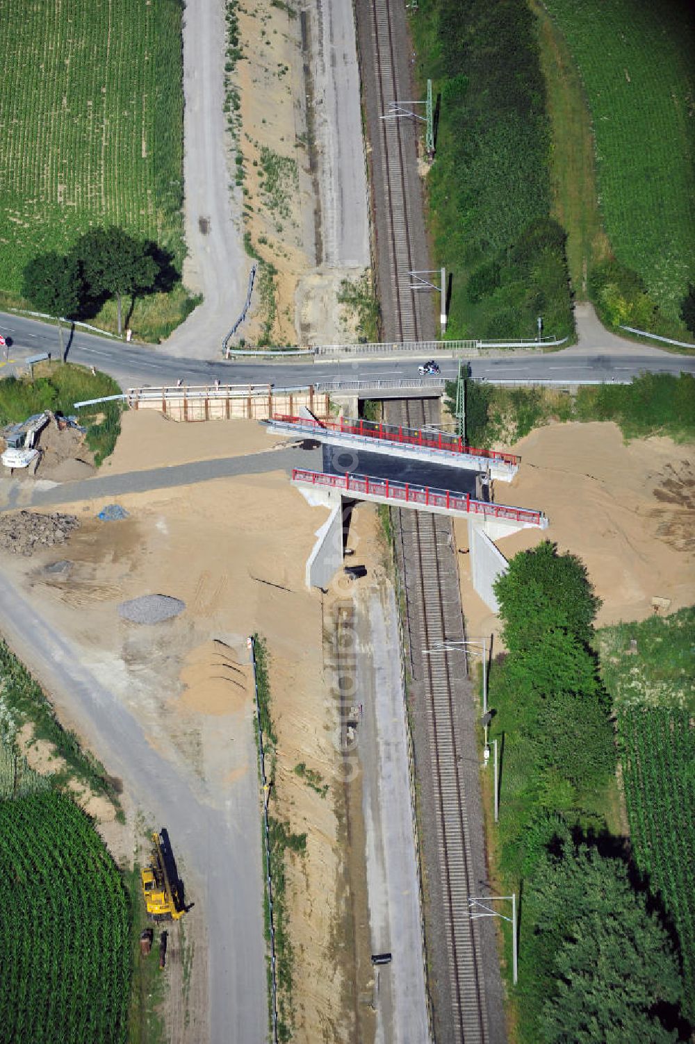 Söhlde from above - Baustelle vom Neubau der Brücke über die Deutsche Bahn / DB-Strecke bei Söhlde in Niedersachsen. Ein Projekt der EUROVIA Beton GmbH. Construction site of the new bild bidge in the near of Söhlde Lower Saxony.