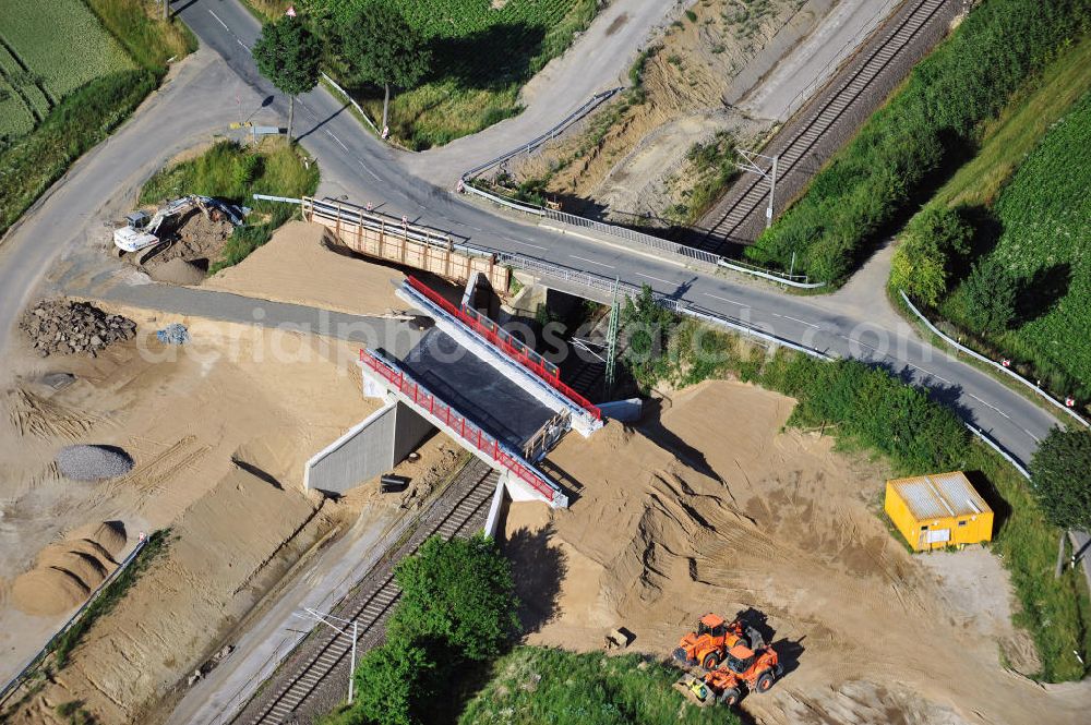 Aerial photograph Söhlde - Baustelle vom Neubau der Brücke über die Deutsche Bahn / DB-Strecke bei Söhlde in Niedersachsen. Ein Projekt der EUROVIA Beton GmbH. Construction site of the new bild bidge in the near of Söhlde Lower Saxony.