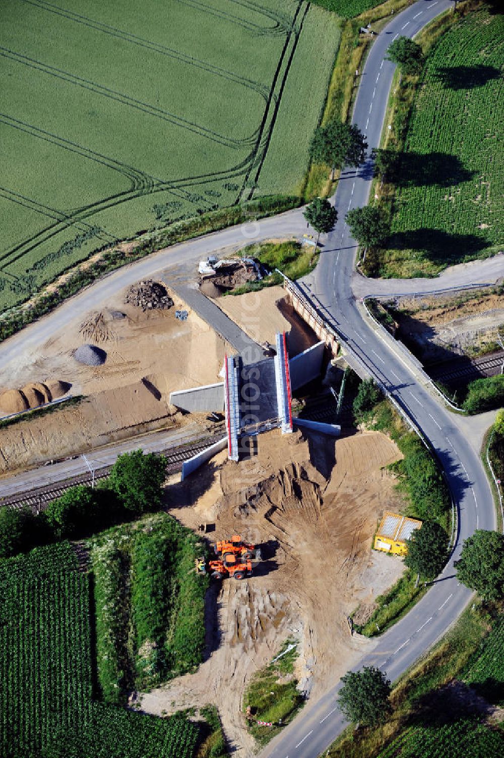 Söhlde from the bird's eye view: Baustelle vom Neubau der Brücke über die Deutsche Bahn / DB-Strecke bei Söhlde in Niedersachsen. Ein Projekt der EUROVIA Beton GmbH. Construction site of the new bild bidge in the near of Söhlde Lower Saxony.