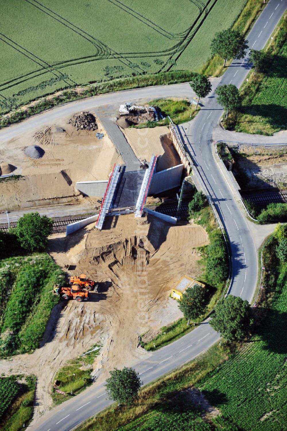 Aerial image Söhlde - Baustelle vom Neubau der Brücke über die Deutsche Bahn / DB-Strecke bei Söhlde in Niedersachsen. Ein Projekt der EUROVIA Beton GmbH. Construction site of the new bild bidge in the near of Söhlde Lower Saxony.