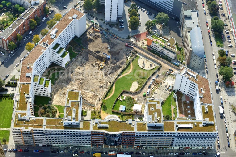 Berlin from the bird's eye view: Das Büro- und Wohnbauprojekt Am Markgrafenpark an der Markgrafenstraße Ecke Paul-Dutschke-Straße Ecke Lindenstraße in Berlin-Kreuzberg. Das Projekt befindet sich in seiner letzen bzw. zweiten Bauphase, in der noch 2 Gebäudeblocks entstehen werden. Die Bauarbeiten befinden sich noch in der Anfangsphase. The last construction phase for the office and housing project Am Markgrafenpark started. Two blocks of flats still need to be constructed.