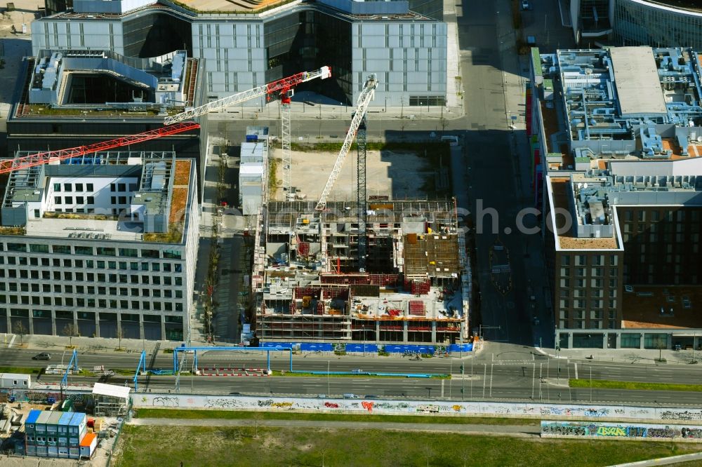 Aerial image Berlin - Building site office building PURE-LIVING:BERLIN on street Muehlenstrasse - Mildred-Harnack-Strasse - Valeska-Gert-Strasse in the district Friedrichshain in Berlin, Germany