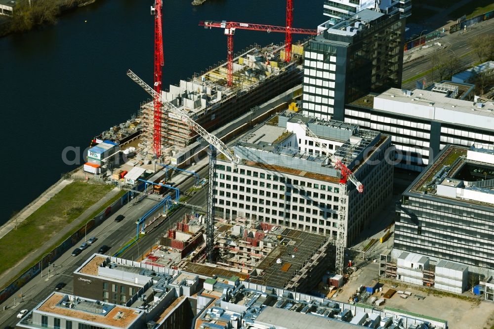 Aerial image Berlin - Building site office building PURE-LIVING:BERLIN on street Muehlenstrasse - Mildred-Harnack-Strasse - Valeska-Gert-Strasse in the district Friedrichshain in Berlin, Germany