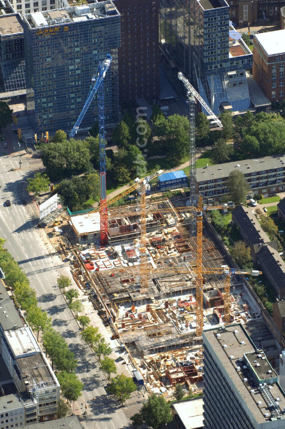 Aerial photograph Hamburg - Blick auf eine Baustelle eines Büro- und Geschäftsgebäude in Sankt Georg, Anschrift: Steindamm 90-106. Ansprechpartner: CORPUS SIREO, Asset Management GmbH, An der Welle 3, 60322 Frankfurt am Main, Tel. +49(0)69 48005 0, Fax +49(0)69 48005 102, Email: frankfurt@corpussireo.com