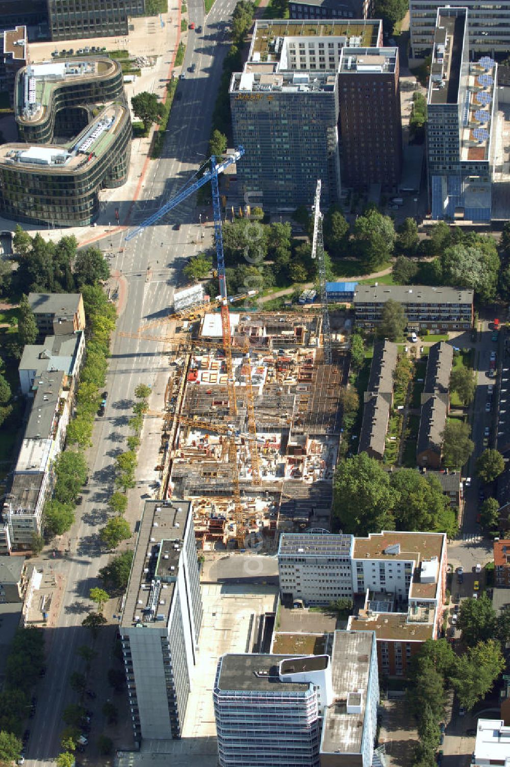 Aerial photograph Hamburg - Blick auf eine Baustelle eines Büro- und Geschäftsgebäude in Sankt Georg, Anschrift: Steindamm 90-106. Ansprechpartner: CORPUS SIREO, Asset Management GmbH, An der Welle 3, 60322 Frankfurt am Main, Tel. +49(0)69 48005 0, Fax +49(0)69 48005 102, Email: frankfurt@corpussireo.com