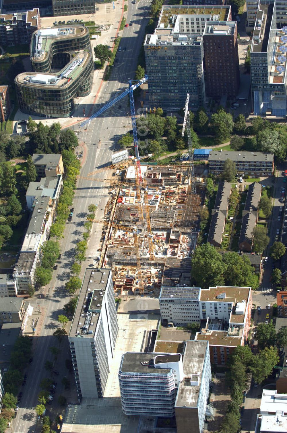 Hamburg from above - Blick auf eine Baustelle eines Büro- und Geschäftsgebäude in Sankt Georg, Anschrift: Steindamm 90-106. Ansprechpartner: CORPUS SIREO, Asset Management GmbH, An der Welle 3, 60322 Frankfurt am Main, Tel. +49(0)69 48005 0, Fax +49(0)69 48005 102, Email: frankfurt@corpussireo.com