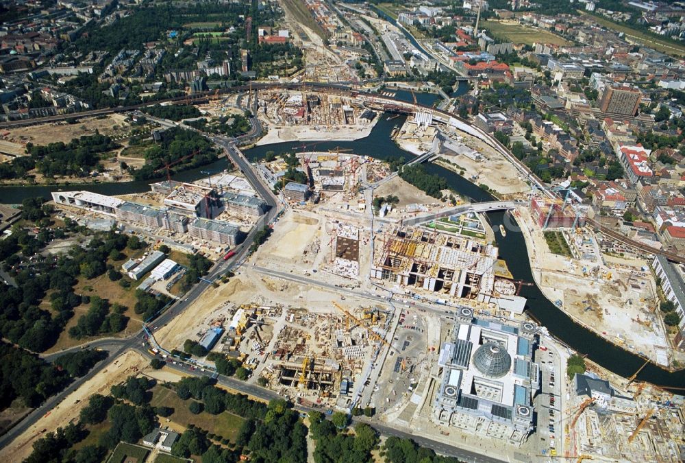 Aerial image Berlin - Federal Chancellery between the Spree and Tiergarten Spree on the Berlin government district in the center of the German capital Berlin