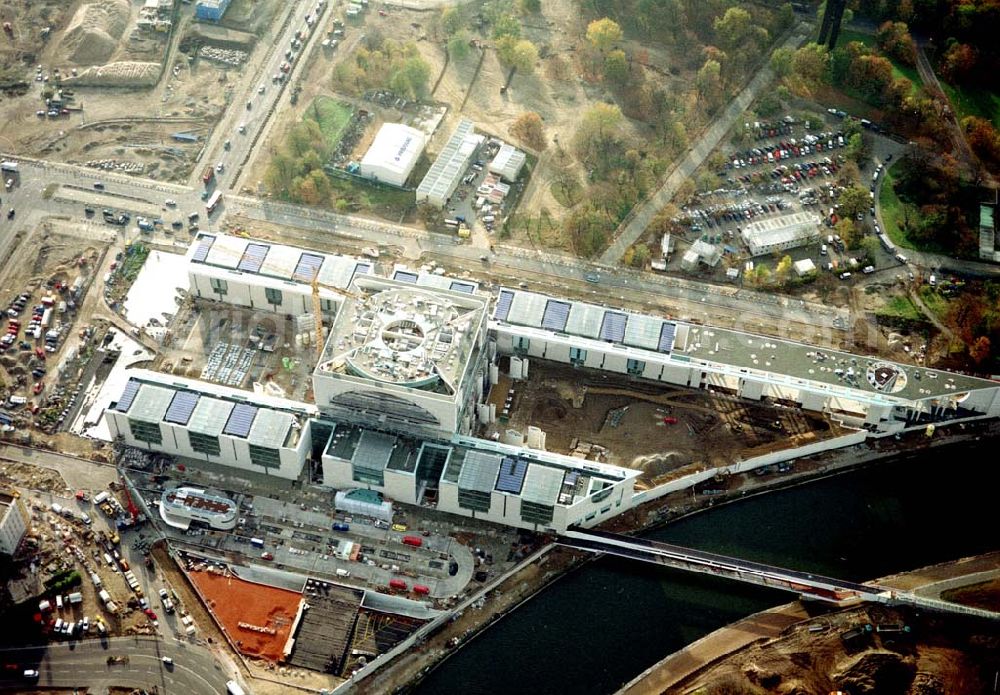 Aerial photograph Berlin - Tiergarten - Baustelle des Bundeskanzleramtes auf dem Spreebogen in Berlin - Tiergarten.