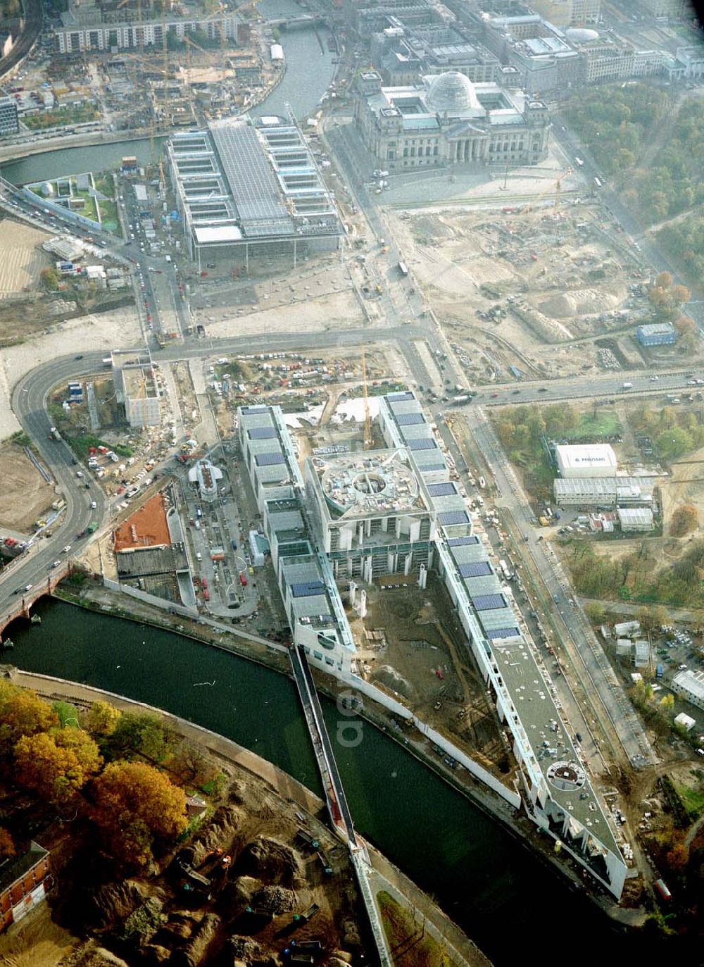 Aerial photograph Berlin - Tiergarten - Baustelle des Bundeskanzleramtes auf dem Spreebogen in Berlin - Tiergarten.