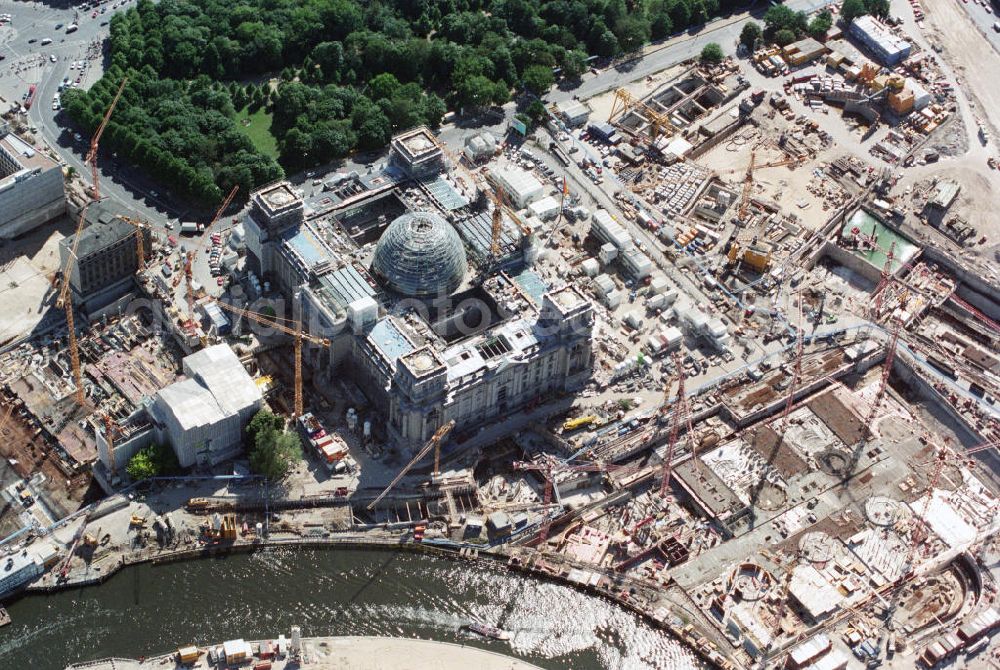 Berlin from the bird's eye view: Baustelle am Reichstagsgebäude, dem Sitz vom Deutschen Bundestag, im Regierungsviertel am Spreebogen in Berlin. Construction site at the Reichstag, the Lower House of German Parliament, in the government district in Berlin.