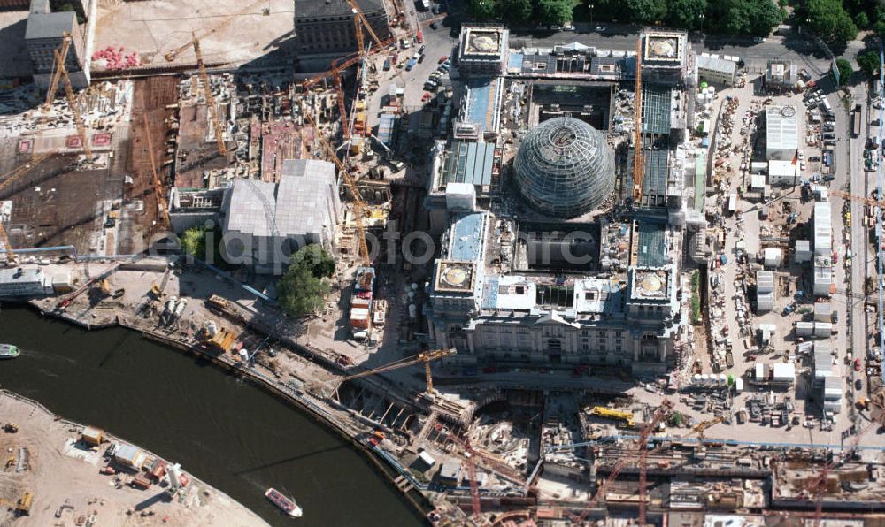 Aerial image Berlin - Baustelle am Reichstagsgebäude, dem Sitz vom Deutschen Bundestag, im Regierungsviertel am Spreebogen in Berlin. Construction site at the Reichstag, the Lower House of German Parliament, in the government district in Berlin.