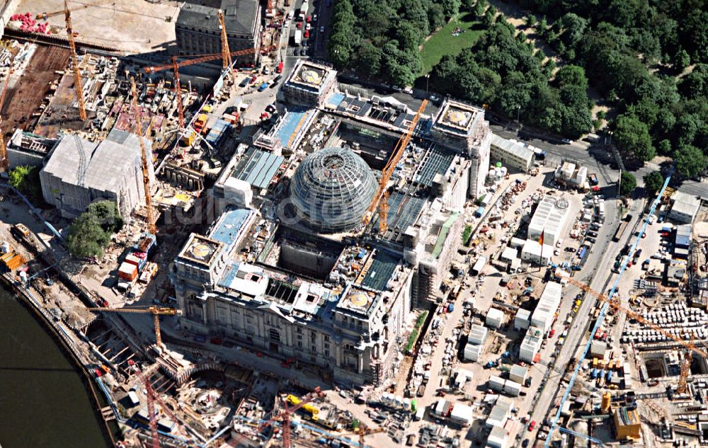 Aerial photograph Berlin - Baustelle am Reichstagsgebäude, dem Sitz vom Deutschen Bundestag, im Regierungsviertel am Spreebogen in Berlin. Construction site at the Reichstag, the Lower House of German Parliament, in the government district in Berlin.