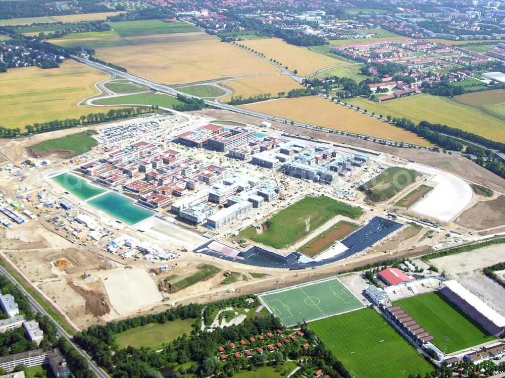 Aerial photograph München - Unterhaching - Neues Technologiecenter „Campeon“ in Unterhaching Auf dem Gelände Gemarkung Neubiberg entsteht der neue Firmenstandort der Infineon Technologies AG. Das schlüsselfertige Bauvorhaben „Campeon“ mit einer Bruttogeschossfläche von 238.000 m² (circa 950.000 m³ umbauter Raum) wird in Arbeitsgemeinschaft mit Wolff & Müller, Müller-Altvatter, Lindner, Wayss & Freytag Schlüsselfertigbau und Max Bögl umgesetzt.