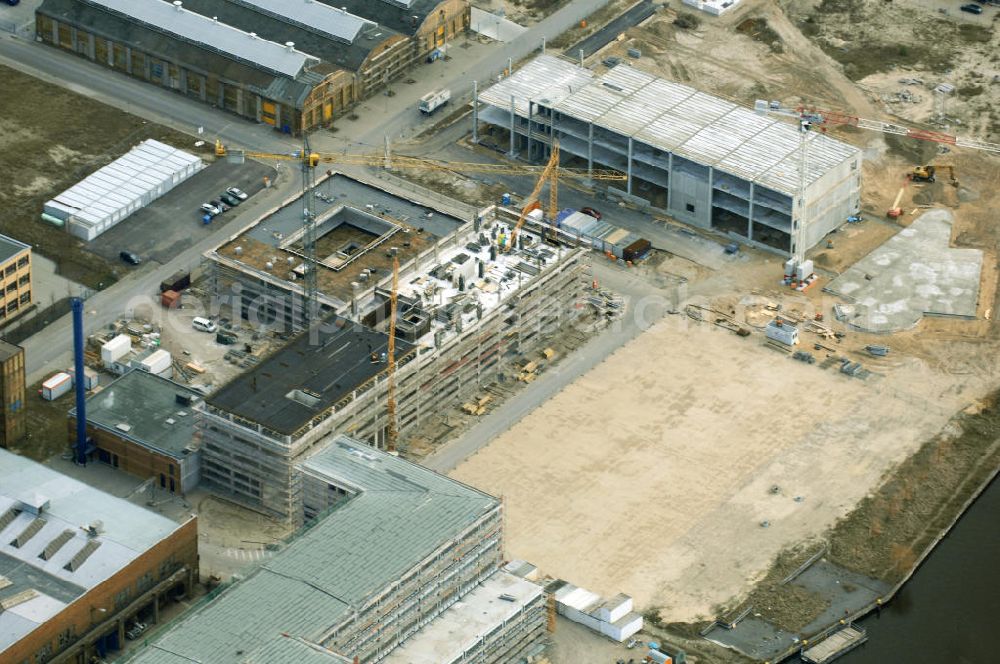 Aerial image Berlin - Blick auf die Bauarbeiten für den neuen Campus der Berliner Fachhochschule für Technik und Wirtschaft (FHTW) an der Wilhelmininhofstrasse 76/77. Bis zum Wintersemester 2009/2010 sollen auf dem direkt an der Spree gelegenen ehemaligen Industrieareal im Südosten Berlins Hörsäle, Labore und Seminarräume, eine großzügige Bibliothek und eine Mensa für rund 6000 Studierende entstehen sowie rund 250 Professoren und Mitarbeiter ihren Arbeitsplatz vorfinden.Insgesamt sind für Um-, Aus- und Neubaumaßnahmen auf dem neuen Campus der FHTW rund vier Jahre veranschlagt. Die Kosten für den Aus- und Umbau der bereits sanierten Industriearchitektur sowie für Neubauten belaufen sich auf insgesamt 108 Millionen Euro. Sie werden je zur Hälfte aus dem Haushalt des Landes und des Bundes finanziert. Ziel der Investitionen ist es, attraktive Bedingungen für Studium, Lehre und Forschung an der größten und vielfältigsten Berliner Fachhochschule zu schaffen. Statt derzeit fünf zum Teil weit voneinan der entfernte Hochschulstandorte wird die FHTW künftig nur noch zwei Standorte in größerer räumlicher Nähe haben: den Campus Oberschöneweide mit 6000 Studierenden und den Campus Karlshorst mit 4000 Studierenden. Die übrigen vier Standorte werden aufgegeben. Ausführende Baufirma ist die WOLFF & MÜLLER GmbH & Co. KG, Schwieberdinger Straße 107,70435 Stuttgart,Telefon +49 711 82 04-0 Telefax +49 711 82 04-3 35,info@wolff-mueller.de