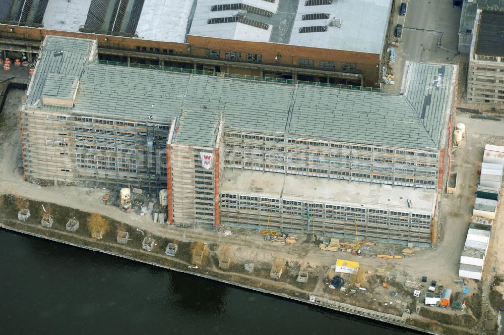 Aerial photograph Berlin - Blick auf die Bauarbeiten für den neuen Campus der Berliner Fachhochschule für Technik und Wirtschaft (FHTW) an der Wilhelmininhofstrasse 76/77. Bis zum Wintersemester 2009/2010 sollen auf dem direkt an der Spree gelegenen ehemaligen Industrieareal im Südosten Berlins Hörsäle, Labore und Seminarräume, eine großzügige Bibliothek und eine Mensa für rund 6000 Studierende entstehen sowie rund 250 Professoren und Mitarbeiter ihren Arbeitsplatz vorfinden.Insgesamt sind für Um-, Aus- und Neubaumaßnahmen auf dem neuen Campus der FHTW rund vier Jahre veranschlagt. Die Kosten für den Aus- und Umbau der bereits sanierten Industriearchitektur sowie für Neubauten belaufen sich auf insgesamt 108 Millionen Euro. Sie werden je zur Hälfte aus dem Haushalt des Landes und des Bundes finanziert. Ziel der Investitionen ist es, attraktive Bedingungen für Studium, Lehre und Forschung an der größten und vielfältigsten Berliner Fachhochschule zu schaffen. Statt derzeit fünf zum Teil weit voneinan der entfernte Hochschulstandorte wird die FHTW künftig nur noch zwei Standorte in größerer räumlicher Nähe haben: den Campus Oberschöneweide mit 6000 Studierenden und den Campus Karlshorst mit 4000 Studierenden. Die übrigen vier Standorte werden aufgegeben. Ausführende Baufirma ist die WOLFF & MÜLLER GmbH & Co. KG, Schwieberdinger Straße 107,70435 Stuttgart,Telefon +49 711 82 04-0 Telefax +49 711 82 04-3 35,info@wolff-mueller.de