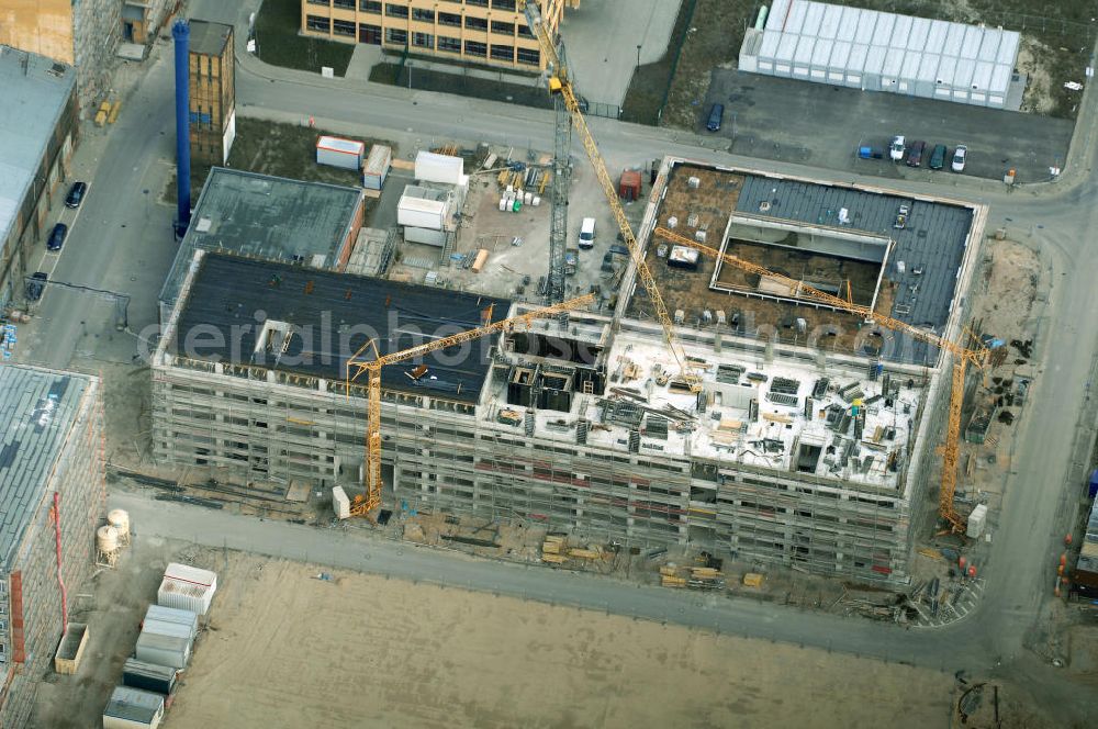 Berlin from above - Blick auf die Bauarbeiten für den neuen Campus der Berliner Fachhochschule für Technik und Wirtschaft (FHTW) an der Wilhelmininhofstrasse 76/77. Bis zum Wintersemester 2009/2010 sollen auf dem direkt an der Spree gelegenen ehemaligen Industrieareal im Südosten Berlins Hörsäle, Labore und Seminarräume, eine großzügige Bibliothek und eine Mensa für rund 6000 Studierende entstehen sowie rund 250 Professoren und Mitarbeiter ihren Arbeitsplatz vorfinden.Insgesamt sind für Um-, Aus- und Neubaumaßnahmen auf dem neuen Campus der FHTW rund vier Jahre veranschlagt. Die Kosten für den Aus- und Umbau der bereits sanierten Industriearchitektur sowie für Neubauten belaufen sich auf insgesamt 108 Millionen Euro. Sie werden je zur Hälfte aus dem Haushalt des Landes und des Bundes finanziert. Ziel der Investitionen ist es, attraktive Bedingungen für Studium, Lehre und Forschung an der größten und vielfältigsten Berliner Fachhochschule zu schaffen. Statt derzeit fünf zum Teil weit voneinan der entfernte Hochschulstandorte wird die FHTW künftig nur noch zwei Standorte in größerer räumlicher Nähe haben: den Campus Oberschöneweide mit 6000 Studierenden und den Campus Karlshorst mit 4000 Studierenden. Die übrigen vier Standorte werden aufgegeben. Ausführende Baufirma ist die WOLFF & MÜLLER GmbH & Co. KG, Schwieberdinger Straße 107,70435 Stuttgart,Telefon +49 711 82 04-0 Telefax +49 711 82 04-3 35,info@wolff-mueller.de