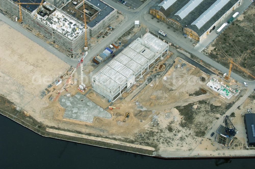 Aerial image Berlin - Blick auf die Bauarbeiten für den neuen Campus der Berliner Fachhochschule für Technik und Wirtschaft (FHTW) an der Wilhelmininhofstrasse 76/77. Bis zum Wintersemester 2009/2010 sollen auf dem direkt an der Spree gelegenen ehemaligen Industrieareal im Südosten Berlins Hörsäle, Labore und Seminarräume, eine großzügige Bibliothek und eine Mensa für rund 6000 Studierende entstehen sowie rund 250 Professoren und Mitarbeiter ihren Arbeitsplatz vorfinden.Insgesamt sind für Um-, Aus- und Neubaumaßnahmen auf dem neuen Campus der FHTW rund vier Jahre veranschlagt. Die Kosten für den Aus- und Umbau der bereits sanierten Industriearchitektur sowie für Neubauten belaufen sich auf insgesamt 108 Millionen Euro. Sie werden je zur Hälfte aus dem Haushalt des Landes und des Bundes finanziert. Ziel der Investitionen ist es, attraktive Bedingungen für Studium, Lehre und Forschung an der größten und vielfältigsten Berliner Fachhochschule zu schaffen. Statt derzeit fünf zum Teil weit voneinan der entfernte Hochschulstandorte wird die FHTW künftig nur noch zwei Standorte in größerer räumlicher Nähe haben: den Campus Oberschöneweide mit 6000 Studierenden und den Campus Karlshorst mit 4000 Studierenden. Die übrigen vier Standorte werden aufgegeben. Ausführende Baufirma ist die WOLFF & MÜLLER GmbH & Co. KG, Schwieberdinger Straße 107,70435 Stuttgart,Telefon +49 711 82 04-0 Telefax +49 711 82 04-3 35,info@wolff-mueller.de