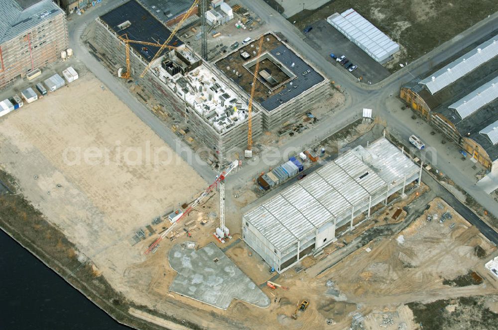 Aerial photograph Berlin - Blick auf die Bauarbeiten für den neuen Campus der Berliner Fachhochschule für Technik und Wirtschaft (FHTW) an der Wilhelmininhofstrasse 76/77. Bis zum Wintersemester 2009/2010 sollen auf dem direkt an der Spree gelegenen ehemaligen Industrieareal im Südosten Berlins Hörsäle, Labore und Seminarräume, eine großzügige Bibliothek und eine Mensa für rund 6000 Studierende entstehen sowie rund 250 Professoren und Mitarbeiter ihren Arbeitsplatz vorfinden.Insgesamt sind für Um-, Aus- und Neubaumaßnahmen auf dem neuen Campus der FHTW rund vier Jahre veranschlagt. Die Kosten für den Aus- und Umbau der bereits sanierten Industriearchitektur sowie für Neubauten belaufen sich auf insgesamt 108 Millionen Euro. Sie werden je zur Hälfte aus dem Haushalt des Landes und des Bundes finanziert. Ziel der Investitionen ist es, attraktive Bedingungen für Studium, Lehre und Forschung an der größten und vielfältigsten Berliner Fachhochschule zu schaffen. Statt derzeit fünf zum Teil weit voneinan der entfernte Hochschulstandorte wird die FHTW künftig nur noch zwei Standorte in größerer räumlicher Nähe haben: den Campus Oberschöneweide mit 6000 Studierenden und den Campus Karlshorst mit 4000 Studierenden. Die übrigen vier Standorte werden aufgegeben. Ausführende Baufirma ist die WOLFF & MÜLLER GmbH & Co. KG, Schwieberdinger Straße 107,70435 Stuttgart,Telefon +49 711 82 04-0 Telefax +49 711 82 04-3 35,info@wolff-mueller.de