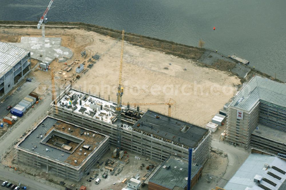 Berlin from above - Blick auf die Bauarbeiten für den neuen Campus der Berliner Fachhochschule für Technik und Wirtschaft (FHTW) an der Wilhelmininhofstrasse 76/77. Bis zum Wintersemester 2009/2010 sollen auf dem direkt an der Spree gelegenen ehemaligen Industrieareal im Südosten Berlins Hörsäle, Labore und Seminarräume, eine großzügige Bibliothek und eine Mensa für rund 6000 Studierende entstehen sowie rund 250 Professoren und Mitarbeiter ihren Arbeitsplatz vorfinden.Insgesamt sind für Um-, Aus- und Neubaumaßnahmen auf dem neuen Campus der FHTW rund vier Jahre veranschlagt. Die Kosten für den Aus- und Umbau der bereits sanierten Industriearchitektur sowie für Neubauten belaufen sich auf insgesamt 108 Millionen Euro. Sie werden je zur Hälfte aus dem Haushalt des Landes und des Bundes finanziert. Ziel der Investitionen ist es, attraktive Bedingungen für Studium, Lehre und Forschung an der größten und vielfältigsten Berliner Fachhochschule zu schaffen. Statt derzeit fünf zum Teil weit voneinan der entfernte Hochschulstandorte wird die FHTW künftig nur noch zwei Standorte in größerer räumlicher Nähe haben: den Campus Oberschöneweide mit 6000 Studierenden und den Campus Karlshorst mit 4000 Studierenden. Die übrigen vier Standorte werden aufgegeben. Ausführende Baufirma ist die WOLFF & MÜLLER GmbH & Co. KG, Schwieberdinger Straße 107,70435 Stuttgart,Telefon +49 711 82 04-0 Telefax +49 711 82 04-3 35,info@wolff-mueller.de