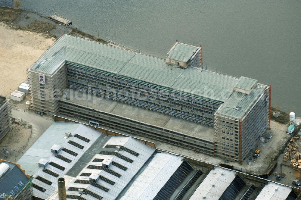 Berlin from the bird's eye view: Blick auf die Bauarbeiten für den neuen Campus der Berliner Fachhochschule für Technik und Wirtschaft (FHTW) an der Wilhelmininhofstrasse 76/77. Bis zum Wintersemester 2009/2010 sollen auf dem direkt an der Spree gelegenen ehemaligen Industrieareal im Südosten Berlins Hörsäle, Labore und Seminarräume, eine großzügige Bibliothek und eine Mensa für rund 6000 Studierende entstehen sowie rund 250 Professoren und Mitarbeiter ihren Arbeitsplatz vorfinden.Insgesamt sind für Um-, Aus- und Neubaumaßnahmen auf dem neuen Campus der FHTW rund vier Jahre veranschlagt. Die Kosten für den Aus- und Umbau der bereits sanierten Industriearchitektur sowie für Neubauten belaufen sich auf insgesamt 108 Millionen Euro. Sie werden je zur Hälfte aus dem Haushalt des Landes und des Bundes finanziert. Ziel der Investitionen ist es, attraktive Bedingungen für Studium, Lehre und Forschung an der größten und vielfältigsten Berliner Fachhochschule zu schaffen. Statt derzeit fünf zum Teil weit voneinan der entfernte Hochschulstandorte wird die FHTW künftig nur noch zwei Standorte in größerer räumlicher Nähe haben: den Campus Oberschöneweide mit 6000 Studierenden und den Campus Karlshorst mit 4000 Studierenden. Die übrigen vier Standorte werden aufgegeben. Ausführende Baufirma ist die WOLFF & MÜLLER GmbH & Co. KG, Schwieberdinger Straße 107,70435 Stuttgart,Telefon +49 711 82 04-0 Telefax +49 711 82 04-3 35,info@wolff-mueller.de