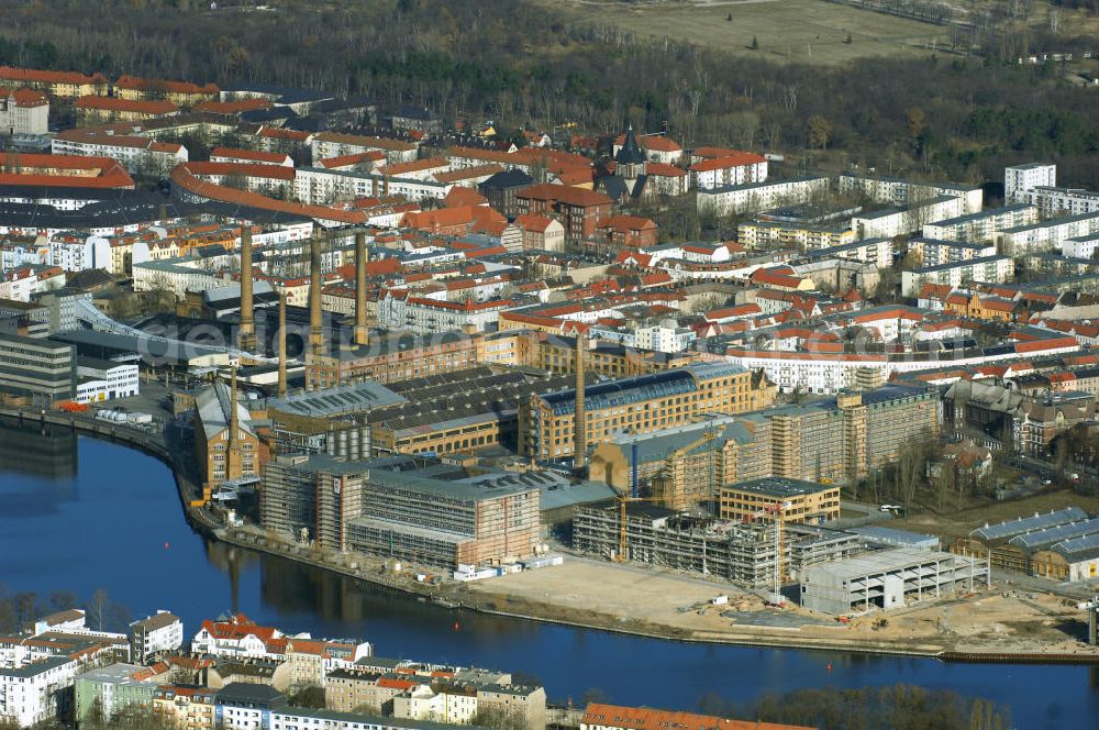 Aerial photograph Berlin - Blick auf die Bauarbeiten für den neuen Campus der Berliner Fachhochschule für Technik und Wirtschaft (FHTW) an der Wilhelmininhofstrasse 76/77. Bis zum Wintersemester 2009/2010 sollen auf dem direkt an der Spree gelegenen ehemaligen Industrieareal im Südosten Berlins Hörsäle, Labore und Seminarräume, eine großzügige Bibliothek und eine Mensa für rund 6000 Studierende entstehen sowie rund 250 Professoren und Mitarbeiter ihren Arbeitsplatz vorfinden.Insgesamt sind für Um-, Aus- und Neubaumaßnahmen auf dem neuen Campus der FHTW rund vier Jahre veranschlagt. Die Kosten für den Aus- und Umbau der bereits sanierten Industriearchitektur sowie für Neubauten belaufen sich auf insgesamt 108 Millionen Euro. Sie werden je zur Hälfte aus dem Haushalt des Landes und des Bundes finanziert. Ziel der Investitionen ist es, attraktive Bedingungen für Studium, Lehre und Forschung an der größten und vielfältigsten Berliner Fachhochschule zu schaffen. Statt derzeit fünf zum Teil weit voneinan der entfernte Hochschulstandorte wird die FHTW künftig nur noch zwei Standorte in größerer räumlicher Nähe haben: den Campus Oberschöneweide mit 6000 Studierenden und den Campus Karlshorst mit 4000 Studierenden. Die übrigen vier Standorte werden aufgegeben. Ausführende Baufirma ist die WOLFF & MÜLLER GmbH & Co. KG, Schwieberdinger Straße 107,70435 Stuttgart,Telefon +49 711 82 04-0 Telefax +49 711 82 04-3 35,info@wolff-mueller.de