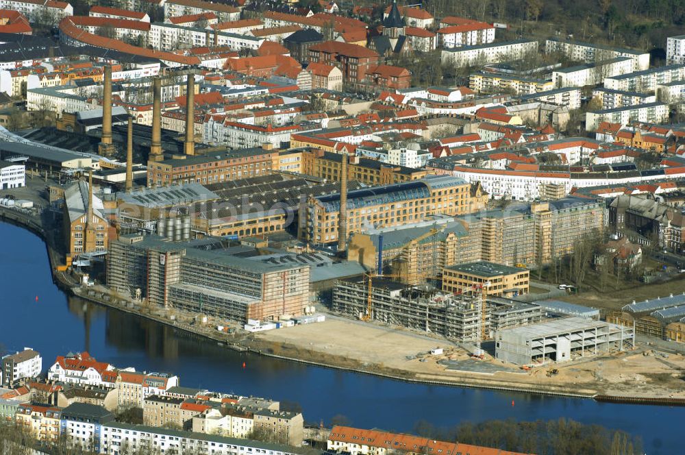 Berlin from above - Blick auf die Bauarbeiten für den neuen Campus der Berliner Fachhochschule für Technik und Wirtschaft (FHTW) an der Wilhelmininhofstrasse 76/77. Bis zum Wintersemester 2009/2010 sollen auf dem direkt an der Spree gelegenen ehemaligen Industrieareal im Südosten Berlins Hörsäle, Labore und Seminarräume, eine großzügige Bibliothek und eine Mensa für rund 6000 Studierende entstehen sowie rund 250 Professoren und Mitarbeiter ihren Arbeitsplatz vorfinden.Insgesamt sind für Um-, Aus- und Neubaumaßnahmen auf dem neuen Campus der FHTW rund vier Jahre veranschlagt. Die Kosten für den Aus- und Umbau der bereits sanierten Industriearchitektur sowie für Neubauten belaufen sich auf insgesamt 108 Millionen Euro. Sie werden je zur Hälfte aus dem Haushalt des Landes und des Bundes finanziert. Ziel der Investitionen ist es, attraktive Bedingungen für Studium, Lehre und Forschung an der größten und vielfältigsten Berliner Fachhochschule zu schaffen. Statt derzeit fünf zum Teil weit voneinan der entfernte Hochschulstandorte wird die FHTW künftig nur noch zwei Standorte in größerer räumlicher Nähe haben: den Campus Oberschöneweide mit 6000 Studierenden und den Campus Karlshorst mit 4000 Studierenden. Die übrigen vier Standorte werden aufgegeben. Ausführende Baufirma ist die WOLFF & MÜLLER GmbH & Co. KG, Schwieberdinger Straße 107,70435 Stuttgart,Telefon +49 711 82 04-0 Telefax +49 711 82 04-3 35,info@wolff-mueller.de