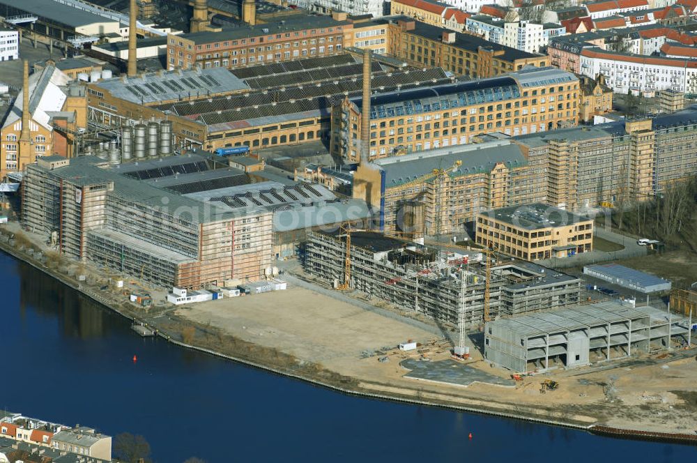 Aerial image Berlin - Blick auf die Bauarbeiten für den neuen Campus der Berliner Fachhochschule für Technik und Wirtschaft (FHTW) an der Wilhelmininhofstrasse 76/77. Bis zum Wintersemester 2009/2010 sollen auf dem direkt an der Spree gelegenen ehemaligen Industrieareal im Südosten Berlins Hörsäle, Labore und Seminarräume, eine großzügige Bibliothek und eine Mensa für rund 6000 Studierende entstehen sowie rund 250 Professoren und Mitarbeiter ihren Arbeitsplatz vorfinden.Insgesamt sind für Um-, Aus- und Neubaumaßnahmen auf dem neuen Campus der FHTW rund vier Jahre veranschlagt. Die Kosten für den Aus- und Umbau der bereits sanierten Industriearchitektur sowie für Neubauten belaufen sich auf insgesamt 108 Millionen Euro. Sie werden je zur Hälfte aus dem Haushalt des Landes und des Bundes finanziert. Ziel der Investitionen ist es, attraktive Bedingungen für Studium, Lehre und Forschung an der größten und vielfältigsten Berliner Fachhochschule zu schaffen. Statt derzeit fünf zum Teil weit voneinan der entfernte Hochschulstandorte wird die FHTW künftig nur noch zwei Standorte in größerer räumlicher Nähe haben: den Campus Oberschöneweide mit 6000 Studierenden und den Campus Karlshorst mit 4000 Studierenden. Die übrigen vier Standorte werden aufgegeben. Ausführende Baufirma ist die WOLFF & MÜLLER GmbH & Co. KG, Schwieberdinger Straße 107,70435 Stuttgart,Telefon +49 711 82 04-0 Telefax +49 711 82 04-3 35,info@wolff-mueller.de