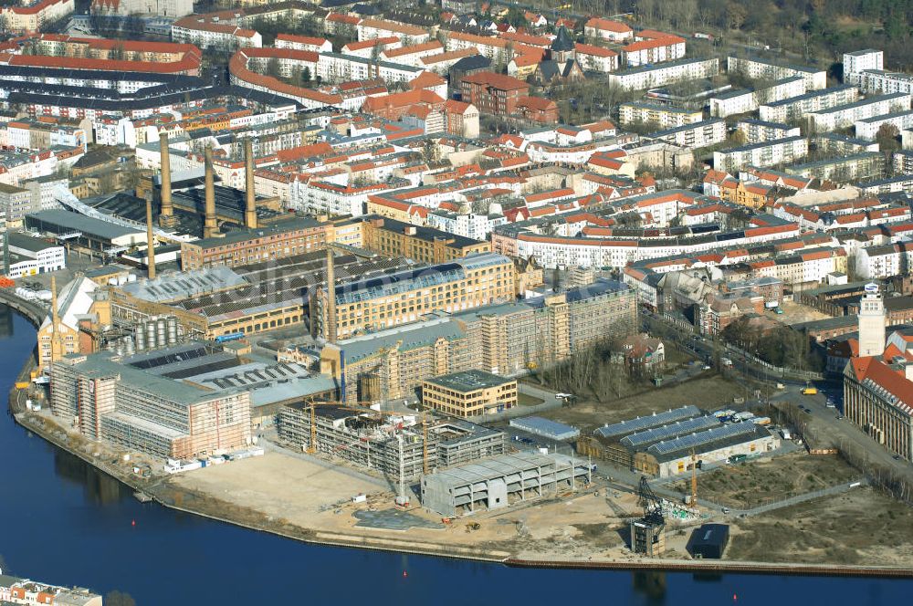 Berlin from above - Blick auf die Bauarbeiten für den neuen Campus der Berliner Fachhochschule für Technik und Wirtschaft (FHTW) an der Wilhelmininhofstrasse 76/77. Bis zum Wintersemester 2009/2010 sollen auf dem direkt an der Spree gelegenen ehemaligen Industrieareal im Südosten Berlins Hörsäle, Labore und Seminarräume, eine großzügige Bibliothek und eine Mensa für rund 6000 Studierende entstehen sowie rund 250 Professoren und Mitarbeiter ihren Arbeitsplatz vorfinden.Insgesamt sind für Um-, Aus- und Neubaumaßnahmen auf dem neuen Campus der FHTW rund vier Jahre veranschlagt. Die Kosten für den Aus- und Umbau der bereits sanierten Industriearchitektur sowie für Neubauten belaufen sich auf insgesamt 108 Millionen Euro. Sie werden je zur Hälfte aus dem Haushalt des Landes und des Bundes finanziert. Ziel der Investitionen ist es, attraktive Bedingungen für Studium, Lehre und Forschung an der größten und vielfältigsten Berliner Fachhochschule zu schaffen. Statt derzeit fünf zum Teil weit voneinan der entfernte Hochschulstandorte wird die FHTW künftig nur noch zwei Standorte in größerer räumlicher Nähe haben: den Campus Oberschöneweide mit 6000 Studierenden und den Campus Karlshorst mit 4000 Studierenden. Die übrigen vier Standorte werden aufgegeben. Ausführende Baufirma ist die WOLFF & MÜLLER GmbH & Co. KG, Schwieberdinger Straße 107,70435 Stuttgart,Telefon +49 711 82 04-0 Telefax +49 711 82 04-3 35,info@wolff-mueller.de