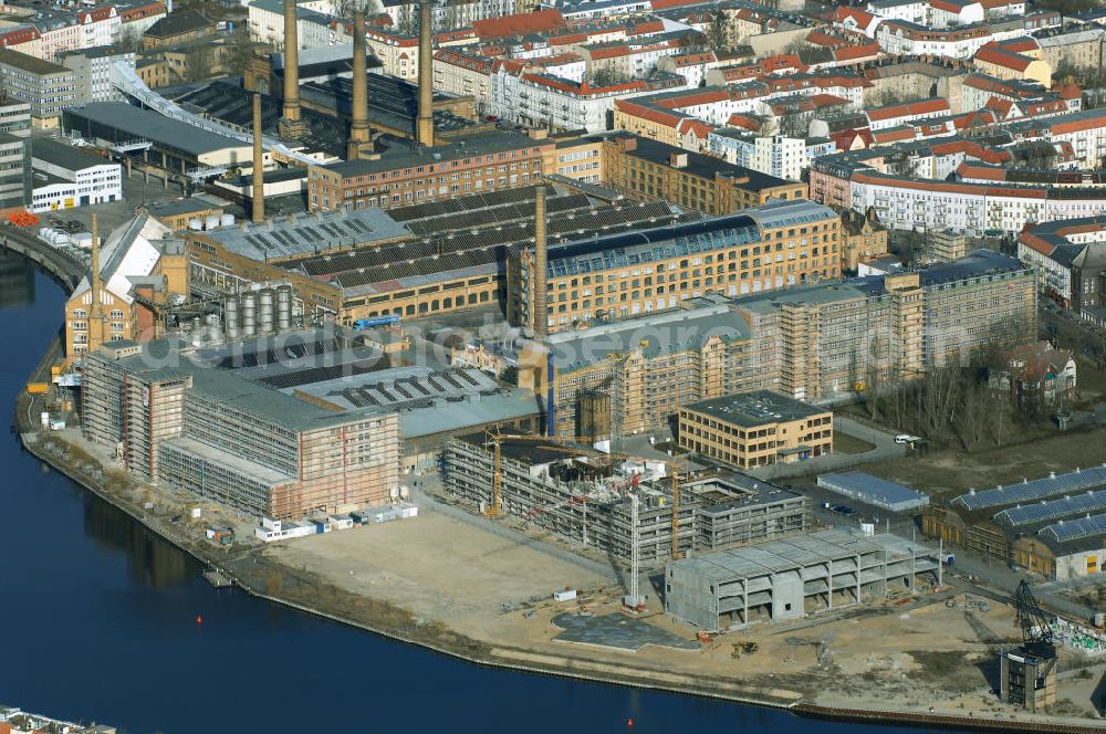 Berlin from the bird's eye view: Blick auf die Bauarbeiten für den neuen Campus der Berliner Fachhochschule für Technik und Wirtschaft (FHTW) an der Wilhelmininhofstrasse 76/77. Bis zum Wintersemester 2009/2010 sollen auf dem direkt an der Spree gelegenen ehemaligen Industrieareal im Südosten Berlins Hörsäle, Labore und Seminarräume, eine großzügige Bibliothek und eine Mensa für rund 6000 Studierende entstehen sowie rund 250 Professoren und Mitarbeiter ihren Arbeitsplatz vorfinden.Insgesamt sind für Um-, Aus- und Neubaumaßnahmen auf dem neuen Campus der FHTW rund vier Jahre veranschlagt. Die Kosten für den Aus- und Umbau der bereits sanierten Industriearchitektur sowie für Neubauten belaufen sich auf insgesamt 108 Millionen Euro. Sie werden je zur Hälfte aus dem Haushalt des Landes und des Bundes finanziert. Ziel der Investitionen ist es, attraktive Bedingungen für Studium, Lehre und Forschung an der größten und vielfältigsten Berliner Fachhochschule zu schaffen. Statt derzeit fünf zum Teil weit voneinan der entfernte Hochschulstandorte wird die FHTW künftig nur noch zwei Standorte in größerer räumlicher Nähe haben: den Campus Oberschöneweide mit 6000 Studierenden und den Campus Karlshorst mit 4000 Studierenden. Die übrigen vier Standorte werden aufgegeben. Ausführende Baufirma ist die WOLFF & MÜLLER GmbH & Co. KG, Schwieberdinger Straße 107,70435 Stuttgart,Telefon +49 711 82 04-0 Telefax +49 711 82 04-3 35,info@wolff-mueller.de